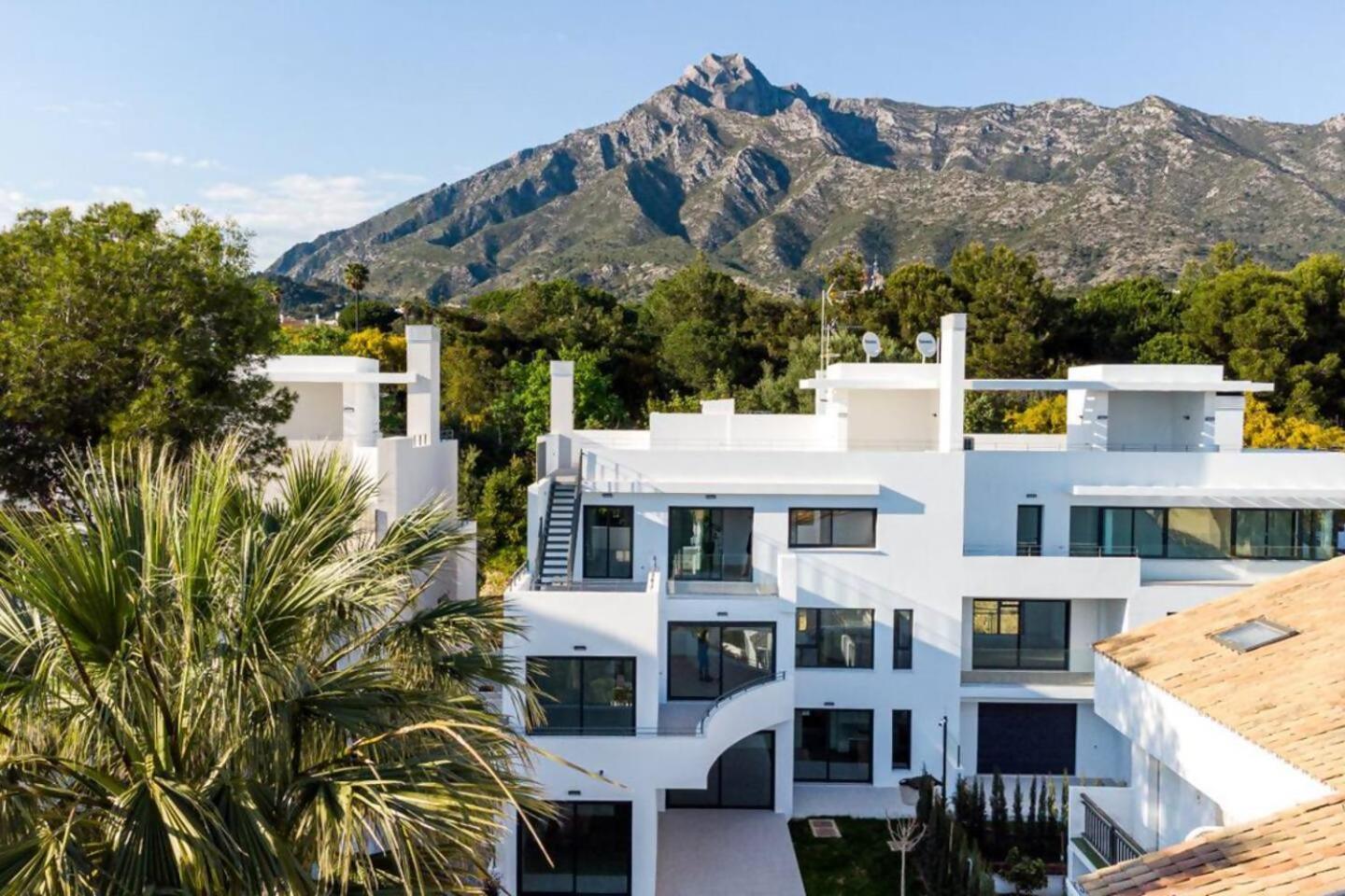Bajo Con Jardin En La Milla De Oro Apartment Marbella