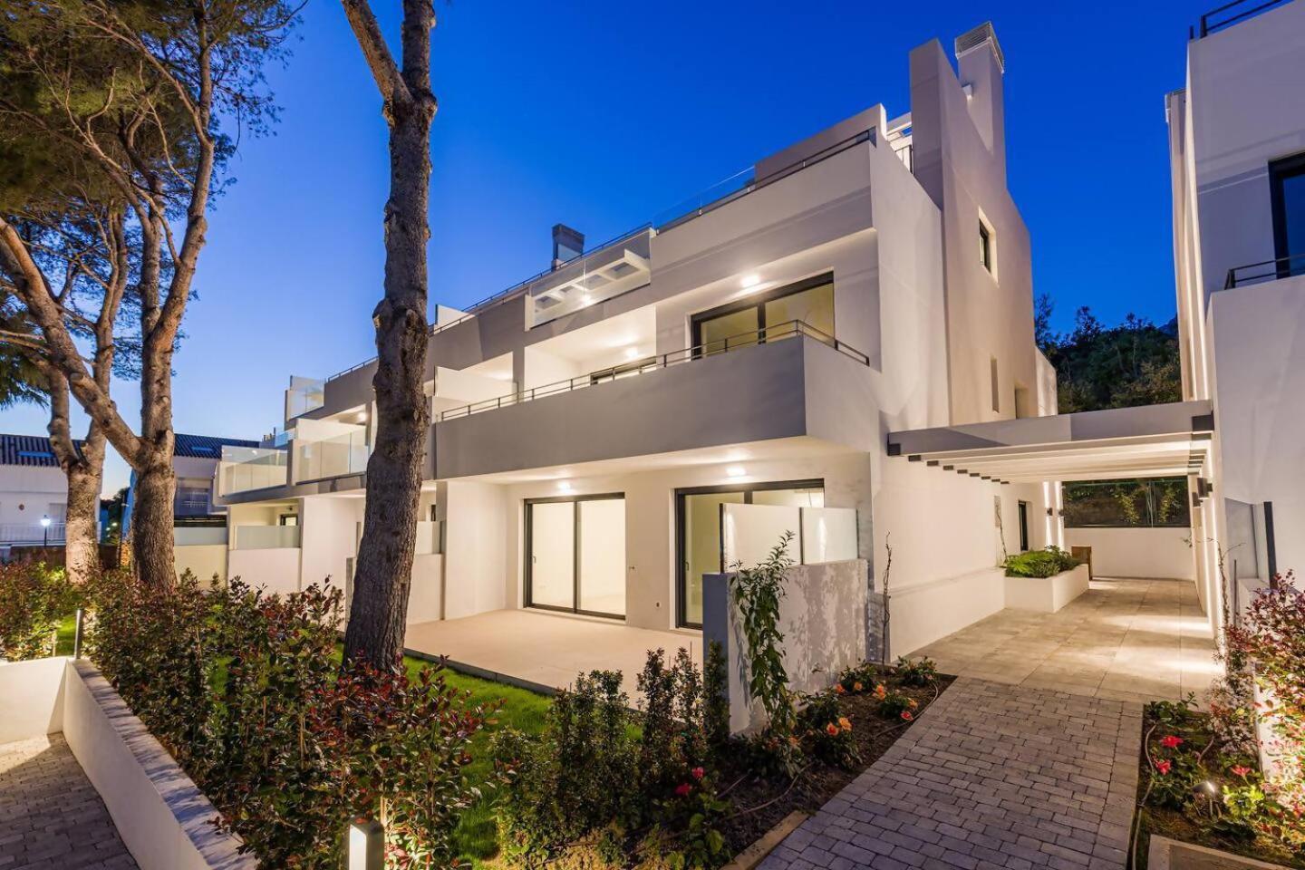 Bajo Con Jardin En La Milla De Oro Marbella